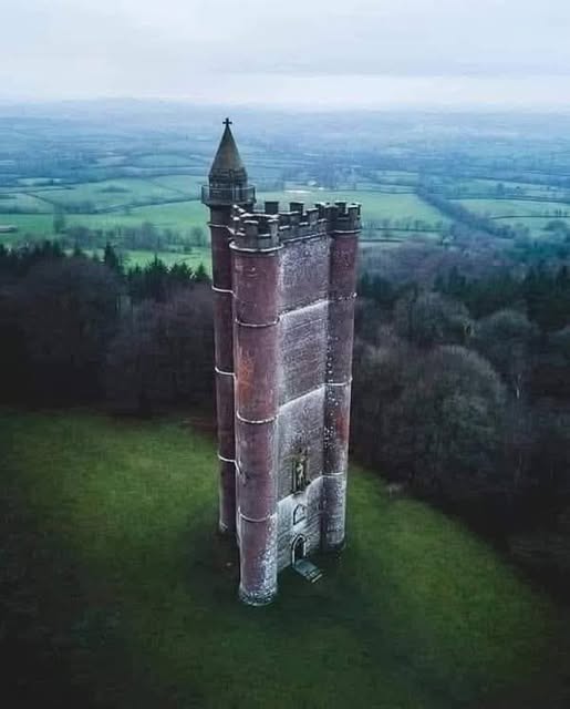 Pode ser uma imagem de silo, castelo e as Cotswolds