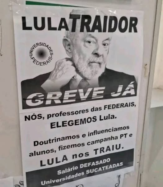 Pode ser uma imagem de 1 pessoa e texto que diz "LULATRAIDOR FEDERAS GREVE JÁ NÓS, professores das FEDERAIS, ELEGEMOS Lula. Doutrinamos e PT PTe e alunos, fizemos campanha influenciamos LULA nos TRAIU. DEFASADO SUCATEADAS Salário Universidades Universidades"