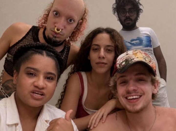 Pode ser uma imagem de uma ou mais pessoas, cabelo loiro e pessoas sorrindo